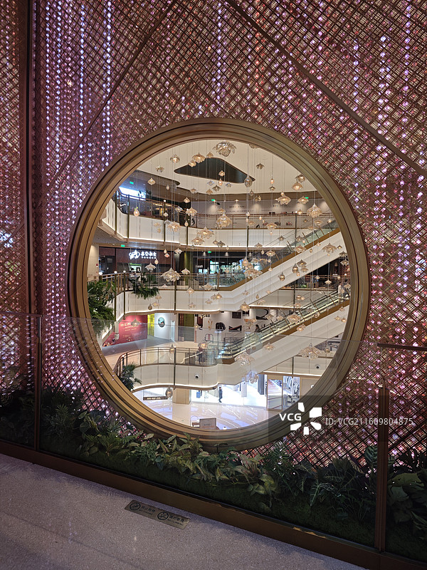 商场中庭圆形窗洞图片素材