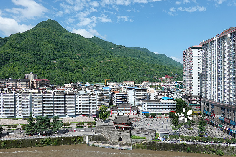 陕西省汉中市略阳县八渡河古兴州东门楼和县城街景图片素材