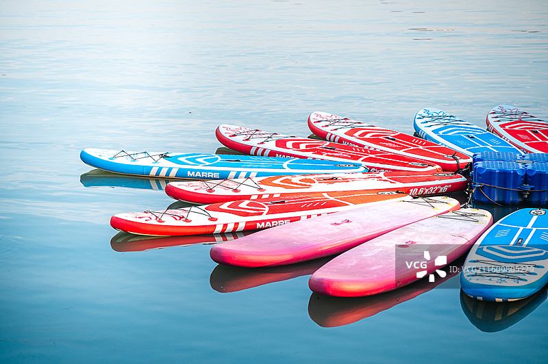 玉湖公园的休闲水上项目浆板图片素材