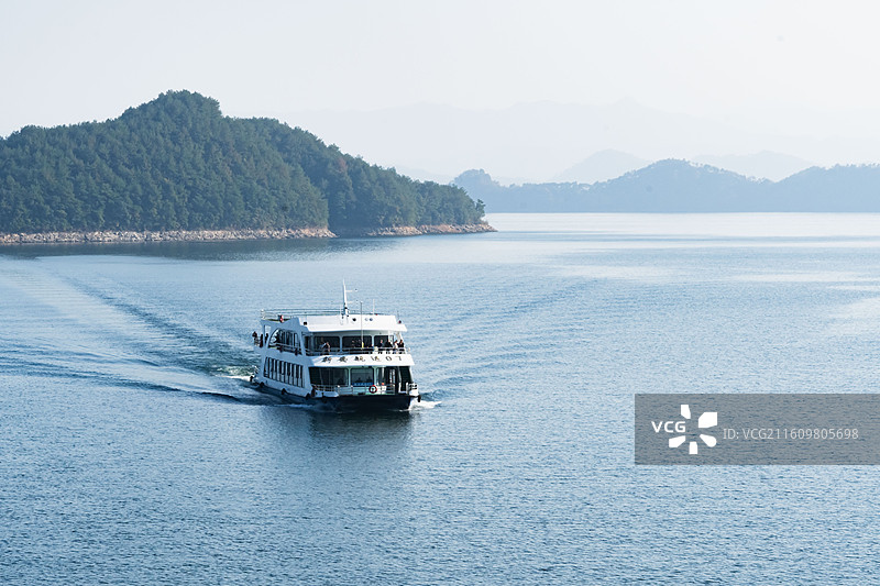 杭州千岛湖，碧蓝的湖泊与游船图片素材