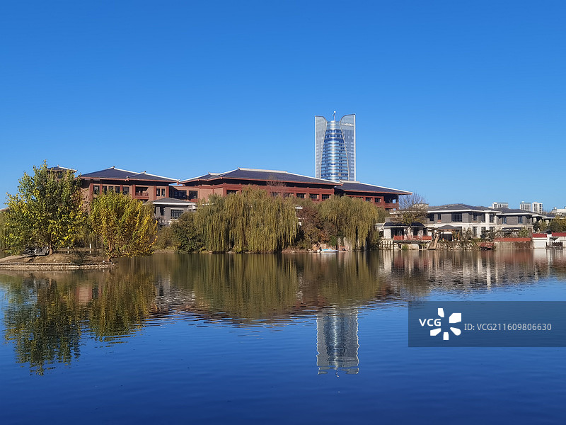 陕西省西安市浐灞滋水公园秋景倒影图片素材