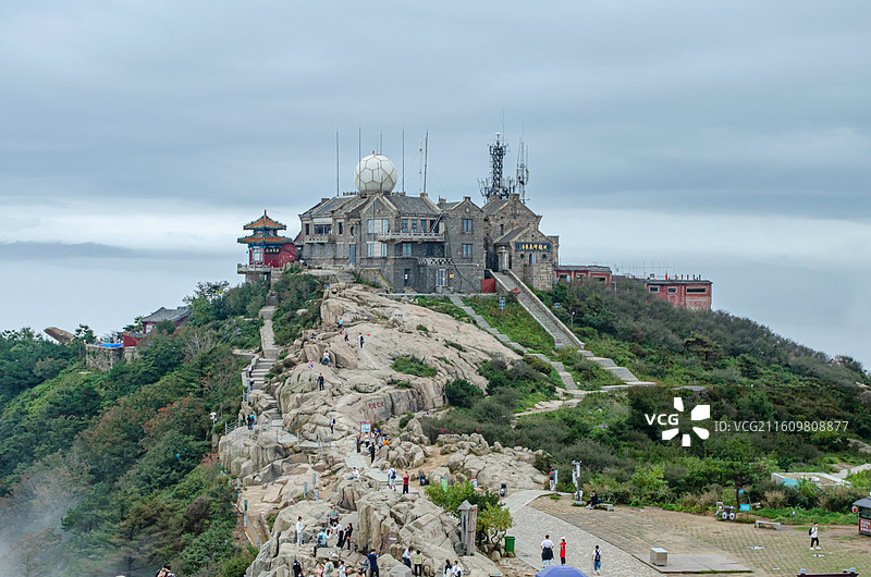 中国非都市风光拍摄主题，山东泰安国内著名景点泰山风景区，玉皇顶日观峰气象站云海，户外白昼无人图像摄影图片素材