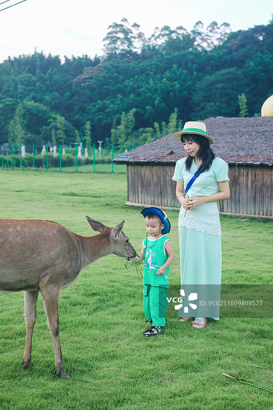 和妈妈在户外度假享受田园别墅区的3岁小孩子图片素材