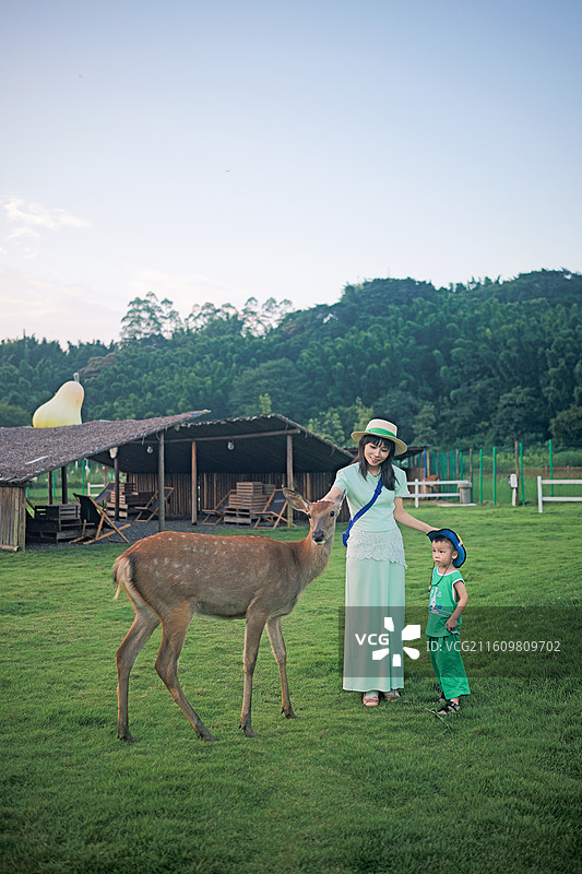 和妈妈在户外度假享受田园别墅区的3岁小孩子图片素材