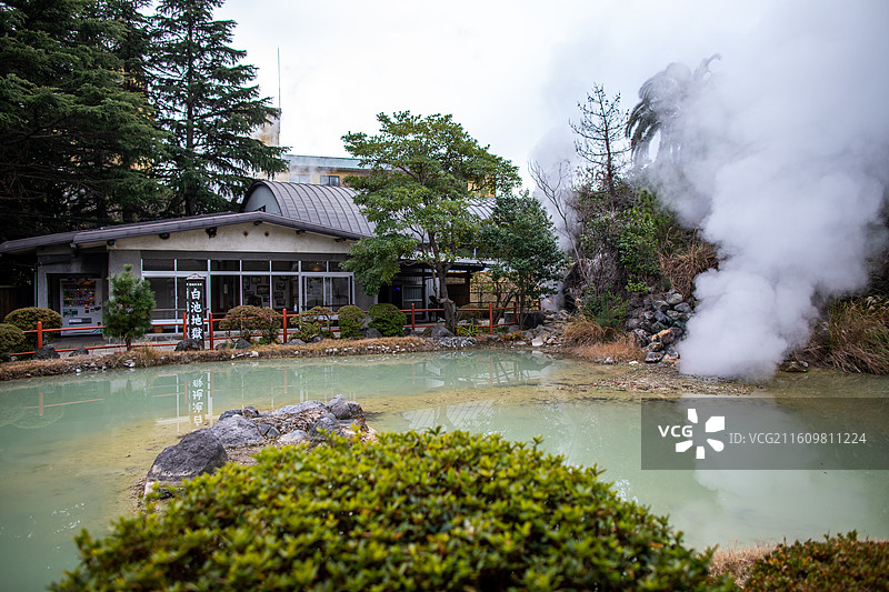 日本大分县别府白池地狱的风光图片素材