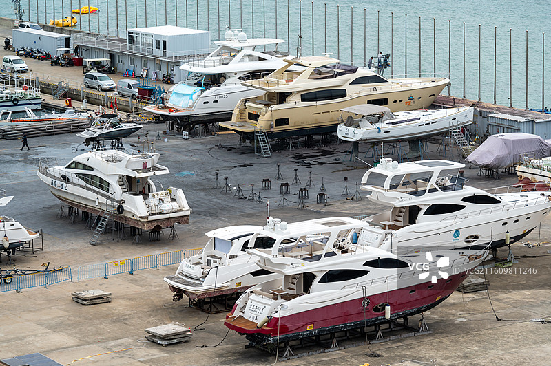 海南三亚自贸港封关二线口岸半山半岛帆船港海洋游艇帆船灯塔图片素材