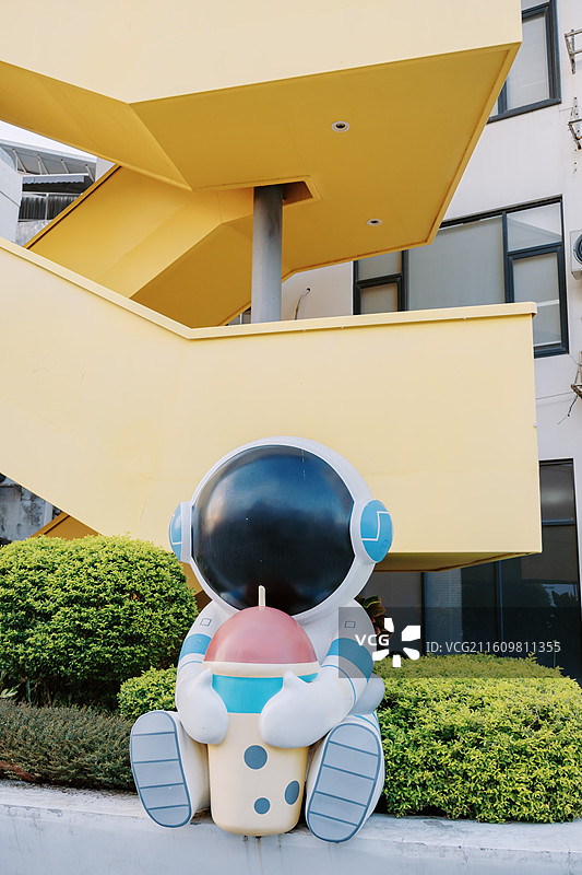 太空宇航员雕塑与墙画图片素材