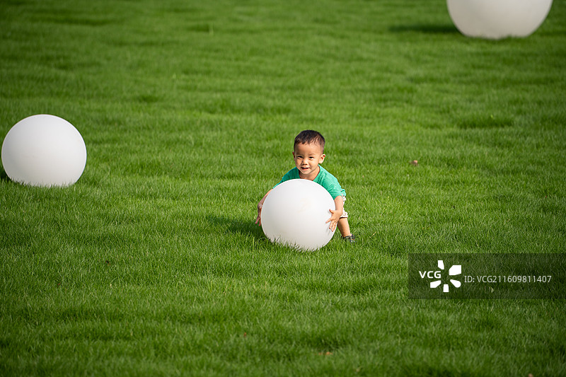 在小区玩耍的小朋友图片素材