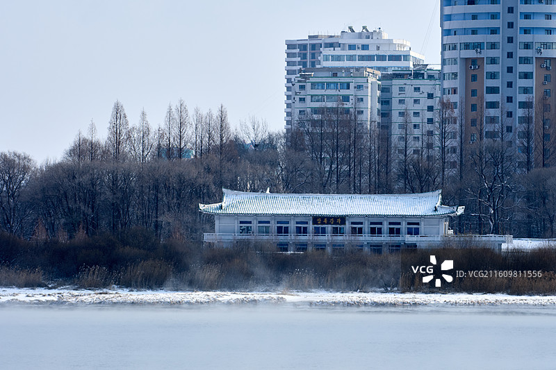 2025年冬季初雪后的朝鲜新义州对岸建筑图片素材