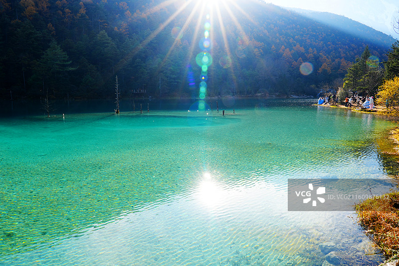 玉龙雪山脚下的蓝月谷图片素材