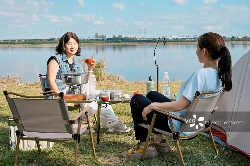 两位女士户外露营休闲图片素材