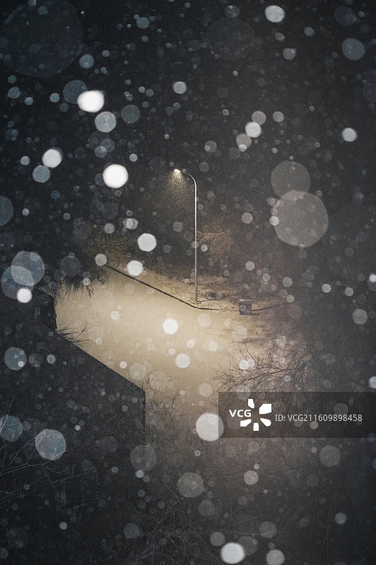 冬季的乌鲁木齐夜晚雪花飘落图片素材