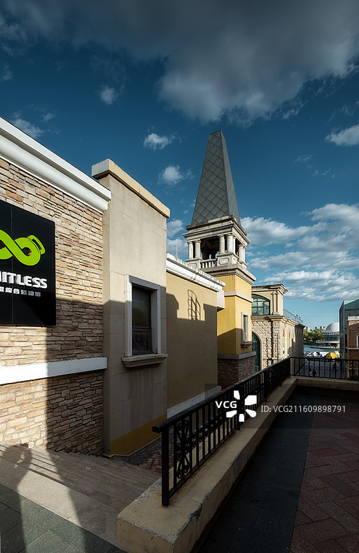 北京朝阳区亮马河畔的蓝色港湾景色图片素材