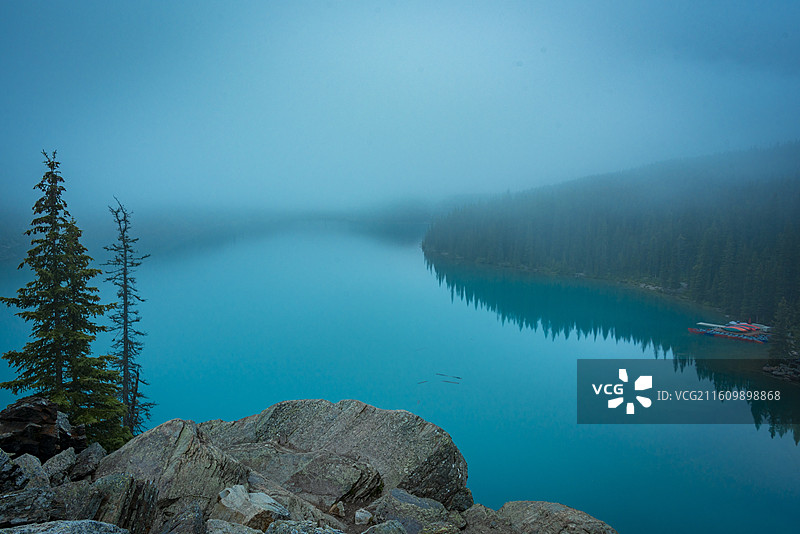 加拿大落基山脉班夫梦莲湖，雾气缭绕，碧水映林，宁静而神秘。图片素材