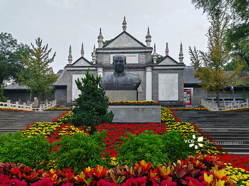 彭真雕像与纪念建筑 红色文化纪念地花卉景观 太原市文瀛公园图片素材