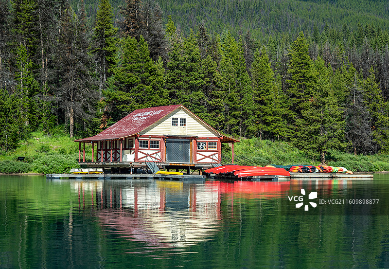 加拿大贾斯珀玛琳湖畔，木屋静立，船只悠然，森林环绕。图片素材