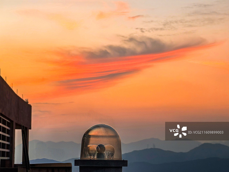 顶楼的橘色时分图片素材
