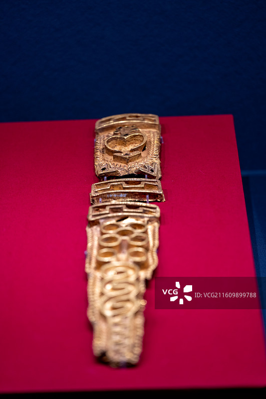 压花牛首纹金剑鞘饰：古滇国青铜文化展珍品图片素材