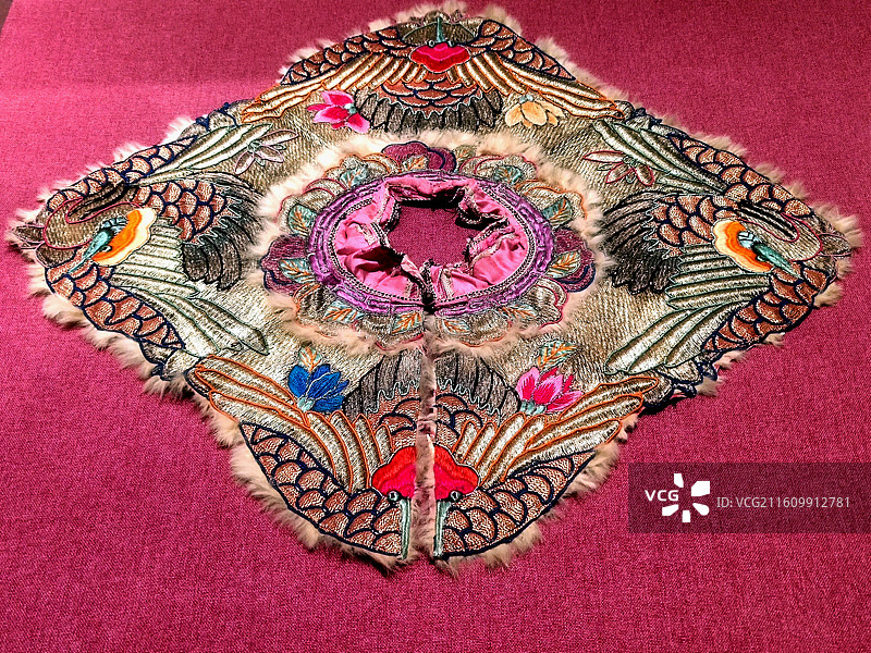 20世纪上半叶、仙鹤纹绣花云肩、2025百年湾区情--粤港澳大湾区近现代文物展图片素材