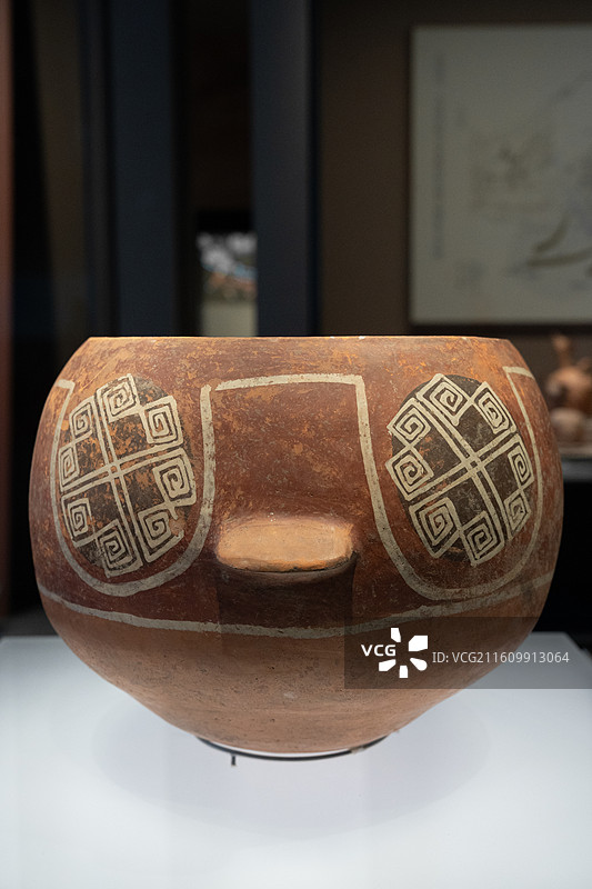 大汶口文化云雷纹彩陶缶图片素材