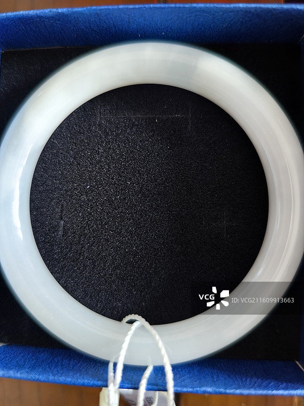 新疆和田玉白玉手镯60mm图片素材
