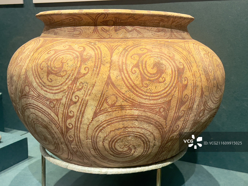 故宫文华殿：金邻共曜——庆祝中泰建交50周年文物特展班清螺旋纹陶罐图片素材