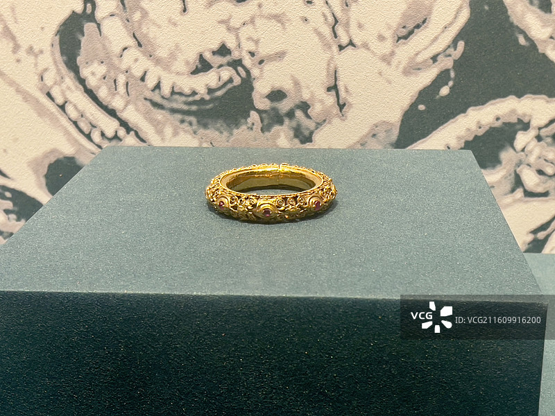 故宫文华殿：金邻共曜——庆祝中泰建交50周年文物特展金嵌宝石镯图片素材