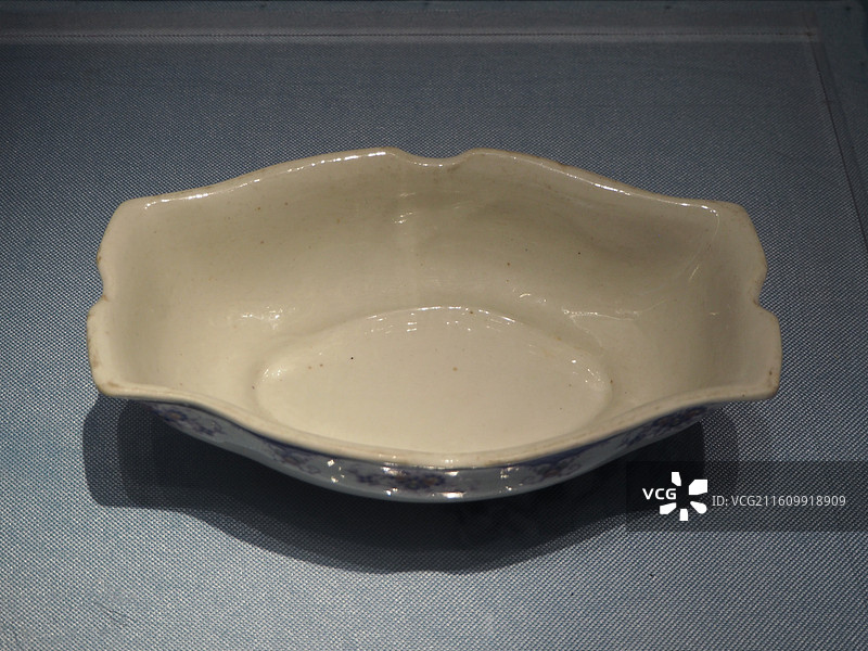 民国启新贴花深腹盆 唐山博物馆藏 (五色華章·民国潮州·唐山彩瓷展)图片素材