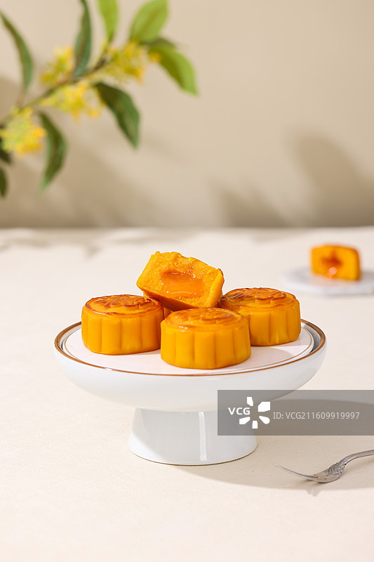 经典奶黄流心月饼图片素材