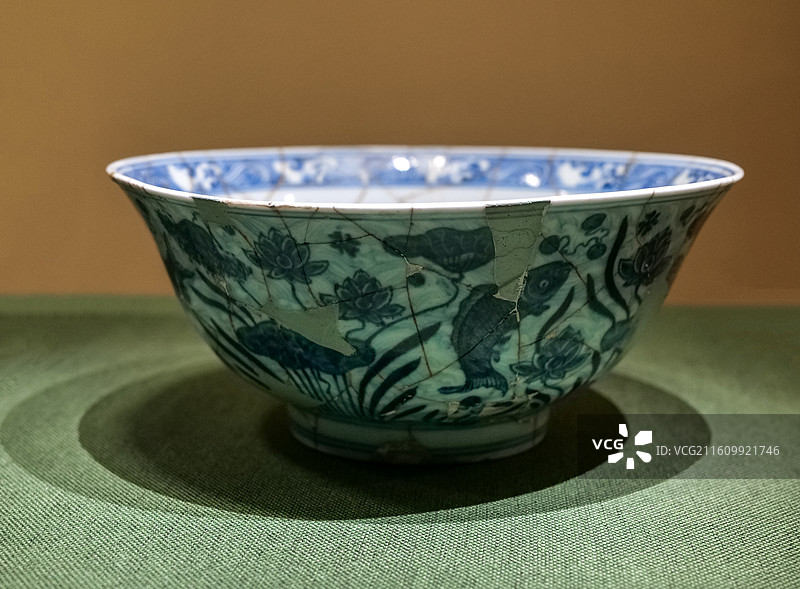 青花鱼藻纹碗 明·宣德 景德镇御窑博物院藏 恭王府“御瓷凝瑞-景德镇御窑遗址出土吉祥动物纹瓷特展”图片素材