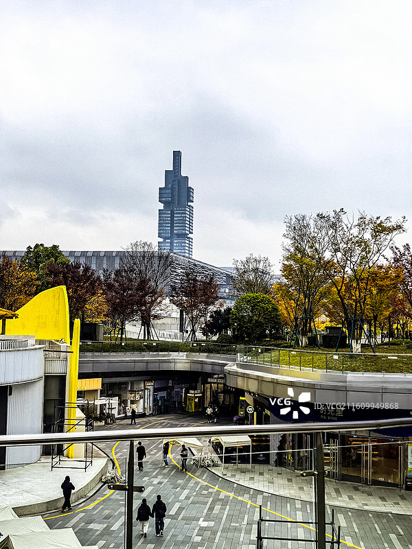 中国贵州省贵阳市观山湖区金秋时节城市风光，悦然时光广场秋韵，城市秋景 ，银杏黄了，枫叶红了图片素材