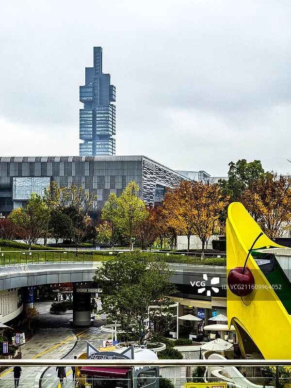 中国贵州省贵阳市观山湖区金秋时节城市风光，悦然时光广场秋韵，城市秋景 ，银杏黄了，枫叶红了图片素材