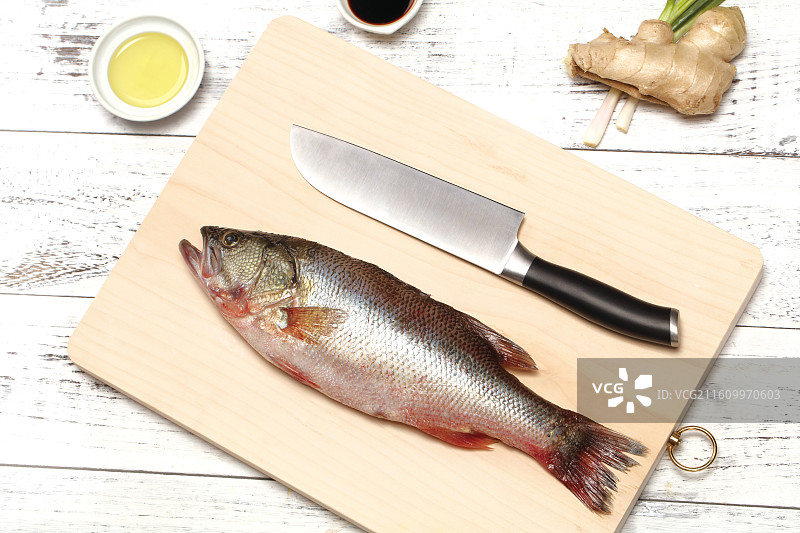 清蒸鲈鱼的制作图片素材