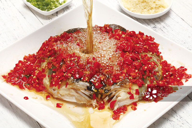 剁椒鱼头的制作图片素材