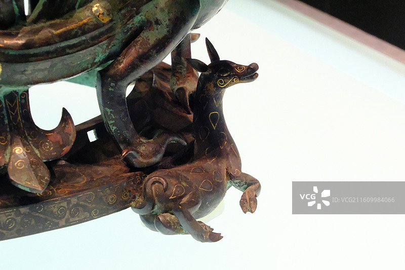 河北博物院错金银四龙四凤铜方案座。博物馆镇馆之宝图片素材