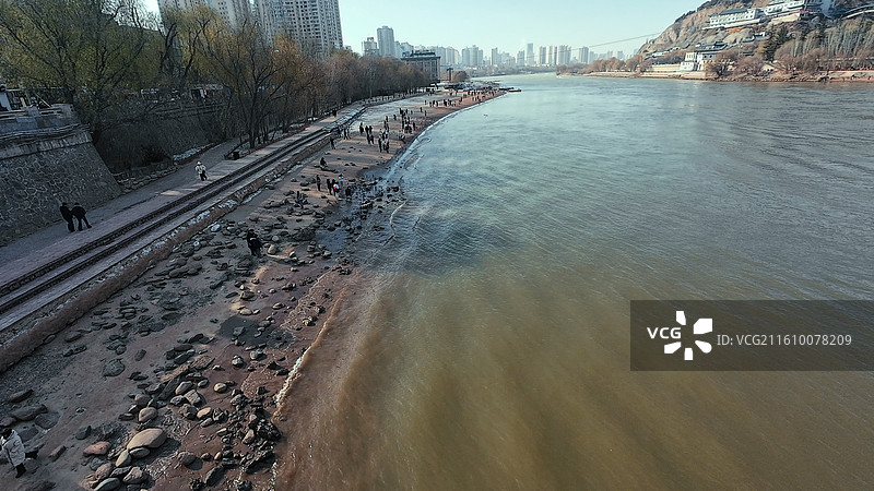 在中山桥上俯瞰的黄河图片素材