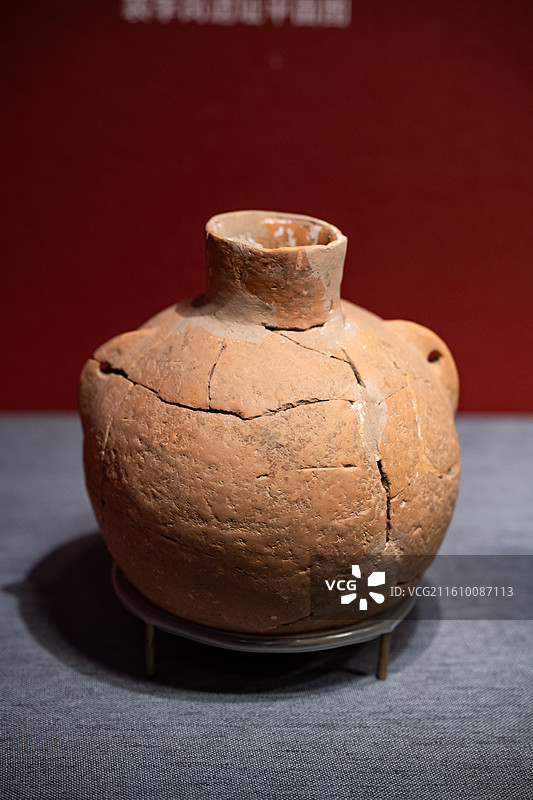 中国考古博物馆 文明起源展厅 新石器时代裴李岗文化 双耳陶壶 河南新郑裴李岗遗址图片素材