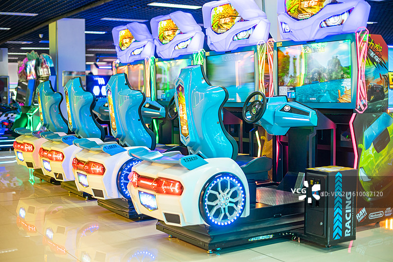 中国休闲活动拍摄主题，商场电玩城里的大型游戏机赛车休闲娱乐运动设备用品，室内无人图像摄影图片素材