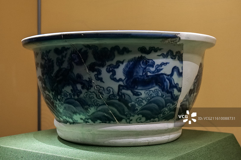 青花海怪纹缸 明·正统 北京恭王府“御瓷凝瑞-景德镇御窑遗址出土吉祥动物纹瓷特展”图片素材