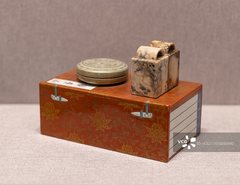 粉彩描金书函式金钟笼 清乾隆1736~1795年 故宫博物院图片素材