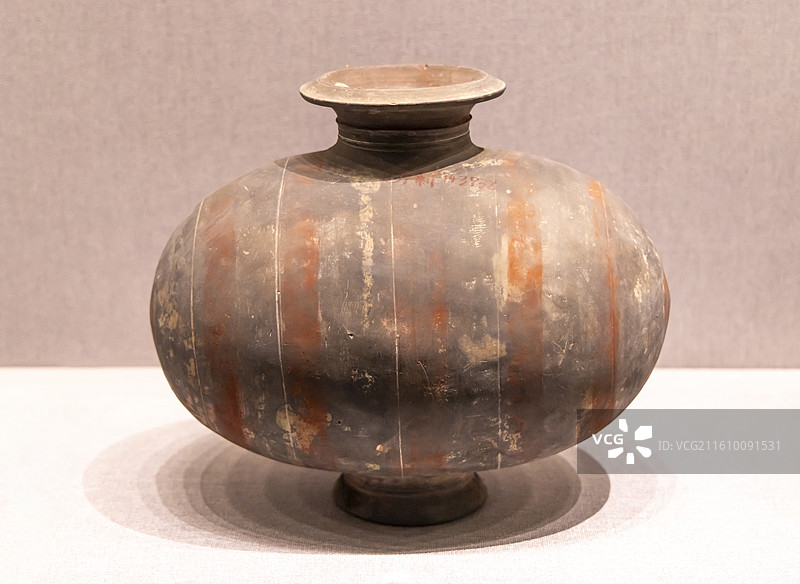 彩绘灰陶条带纹茧形壶 东汉 25~220年 故宫博物院图片素材