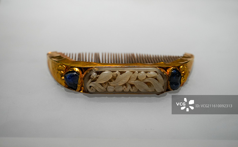 明金镶玉嵌宝木梳：南京博物院藏明代金包背木梳，镶玉透雕花卉，嵌宝石，金梳背工艺精湛图片素材