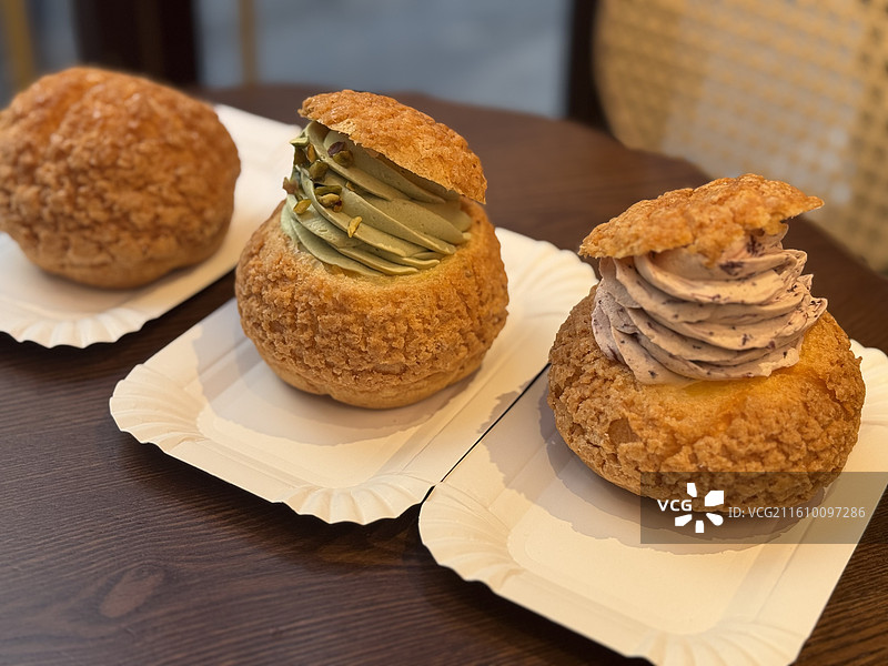 桌子上的面包和面包特写镜头图片素材