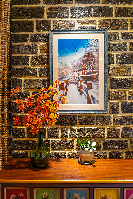 中国现代化私房菜西方餐厅拍摄主题，餐馆饭店饭馆酒店餐桌的厨具和桌子上鲜花，室内无人图像摄影图片素材