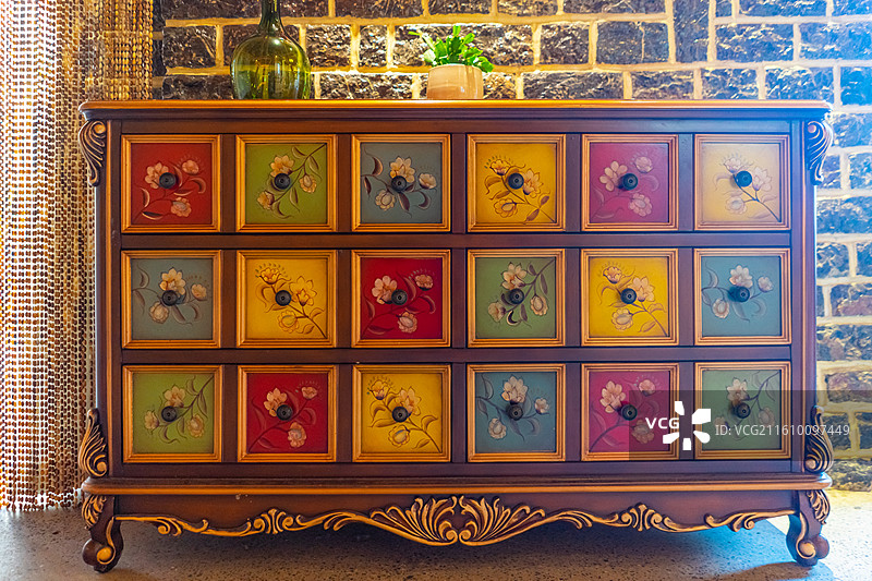 中国大厅中式复古环境，古典风格彩色华丽的橱柜柜子，室内无人图像摄影图片素材