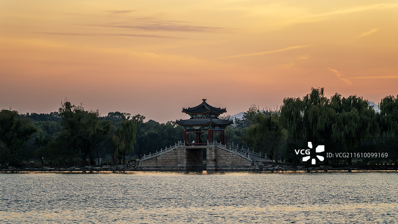 夕阳下的中式园林西湖玉带桥图片素材