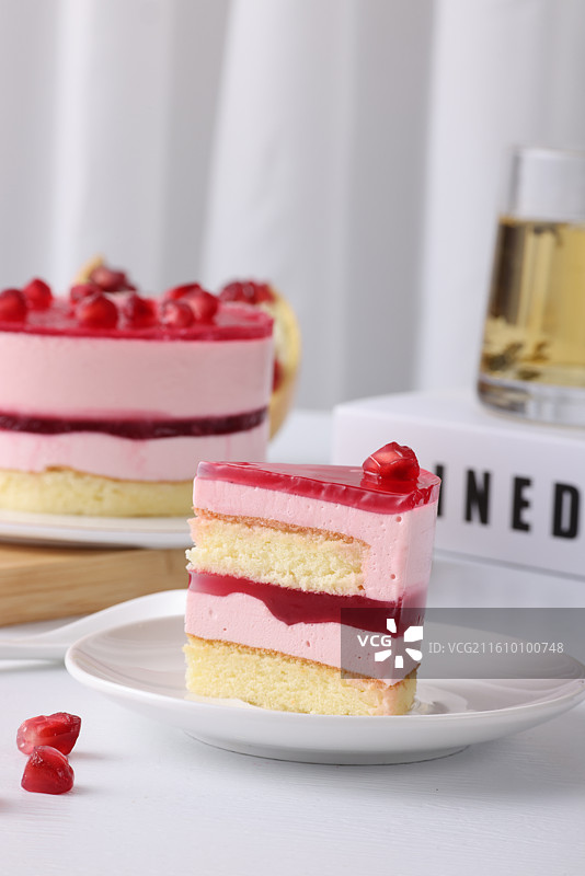 石榴慕斯蛋糕图片素材