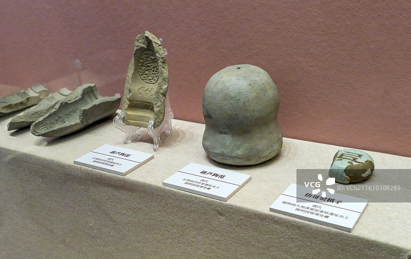 仿哥窑棋子与葫芦陶范 清代 圆明园管理处藏 北京圆明园博物馆展览（正觉寺天王殿）图片素材