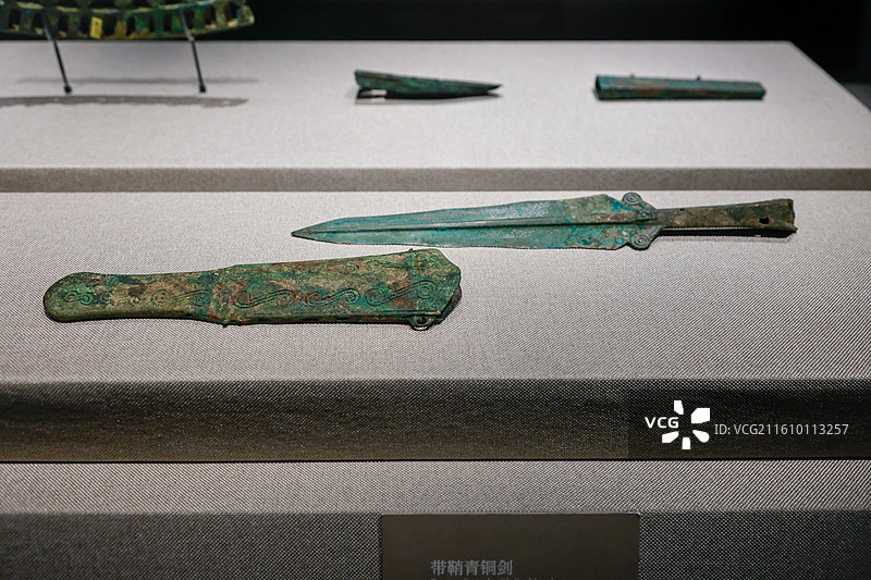 东周丨带鞘青铜剑图片素材