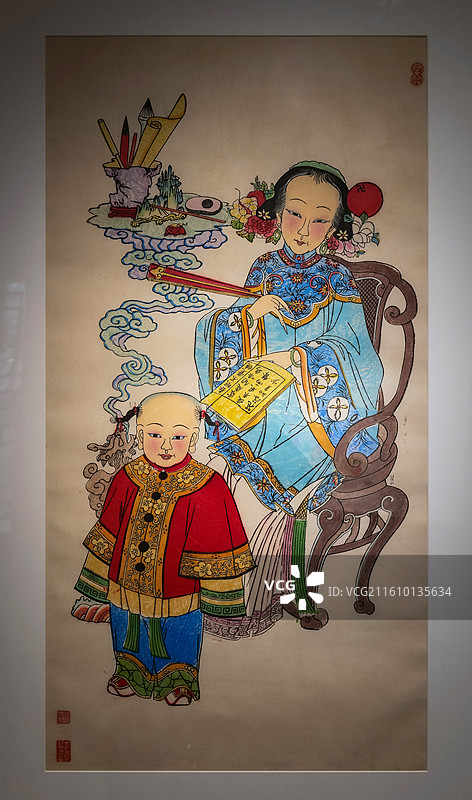 山西新绛木版年画《闺房教子》 北京恭王府“岁朝迎祥·美意延年-恭王府博物馆藏传统木版年画展”图片素材